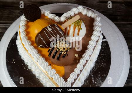 Kairo, Ägypten, 23. März 2025: Eiskuchen mit verschiedenen Geschmacksrichtungen und einer Biskuitschicht in Eis und Schlagsahne, Eis von Stockfoto