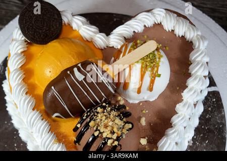 Kairo, Ägypten, 23. März 2025: Eiskuchen mit verschiedenen Geschmacksrichtungen und einer Biskuitschicht in Eis und Schlagsahne, Eis von Stockfoto
