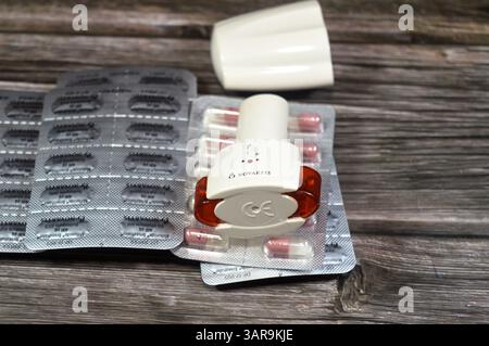 Kairo, Ägypten, 21. Februar 2025: Miflonide Breezhaler 400 mcg 60 Kapseln und ein Inhalator, ein Brochodilatator von Novartis, zur Behandlung chronischer Asthma-Obstruktion Stockfoto