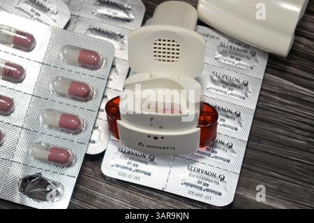 Kairo, Ägypten, 21. Februar 2025: Miflonide Breezhaler 400 mcg 60 Kapseln und ein Inhalator, ein Brochodilatator von Novartis, zur Behandlung chronischer Asthma-Obstruktion Stockfoto