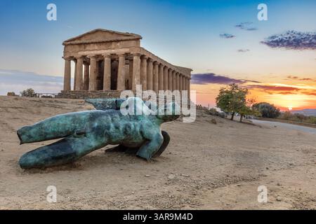 Gefallene ikarus-Statue, die bei Sonnenuntergang in der Nähe des Tempels concordia agrigento liegt Stockfoto