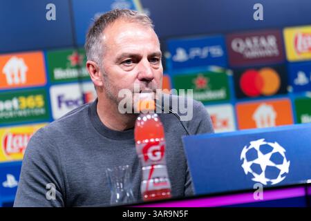 Dortmund, Deutschland. April 2025. DORTMUND, DEUTSCHLAND - 15. APRIL: Trainer Hansi Flick vom FC Barcelona während der Pressekonferenz im Anschluss an das Zweitspiel der UEFA Champions League 2024/25 zwischen Borussia Dortmund und dem FC Barcelona im BVB Stadion Dortmund am 15. April 2025 in Dortmund. (Foto von Joris Verwijst/Orange Pictures) Credit: Orange Pics BV/Alamy Live News Stockfoto