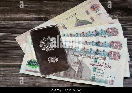 Kairo, Ägypten, 21. Februar 2025: Ägyptische Pfund Geldscheine und Nagm Ad-DIN reines Feinsilber 250 Gramm Bar, Silberinvestition, Wechselkurs Stockfoto