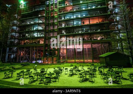 Fondation Cartier pour l’Art contemporain at Night, Paris, Frankreich Stockfoto