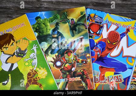 Kairo, Ägypten, 21. Februar 2025: Malbuch für Kinder, mit verschiedenen Schriftzeichen, eine Art von Buch mit Linienkunst, für die Menschen bestimmt sind Stockfoto