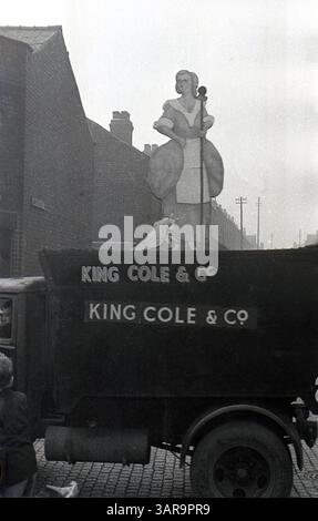 1950er Jahre, historischer Straßenkarneval, Pappausschnitt einer Sängerin auf einem Wagen in Staniforth Road, Sheffield, England, Großbritannien. King Cole & Co, der Name auf der Seite des Trucks, war ein Sheffield-Kohlehändler und Zechen-Agent. Stockfoto