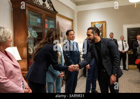 WASHINGTON DC, USA - 14. APRIL 2025 - US-Präsident Donald Trump veranstaltet am Montag, 14. April, ein bilaterales Treffen mit Präsident Nayib Bukele aus El Salvador. Stockfoto