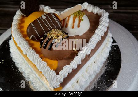 Kairo, Ägypten, 23. März 2025: Eiskuchen mit verschiedenen Geschmacksrichtungen und einer Biskuitschicht in Eis und Schlagsahne, Eis von Stockfoto