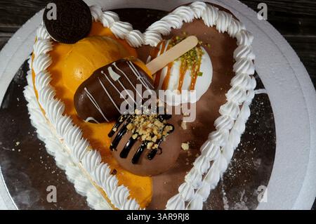 Kairo, Ägypten, 23. März 2025: Eiskuchen mit verschiedenen Geschmacksrichtungen und einer Biskuitschicht in Eis und Schlagsahne, Eis von Stockfoto