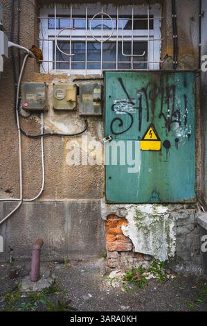 Erfordert Reparaturarbeiten vernachlässigte schlampige Arbeit Risse, Löcher gerissener Beton schnell und schmutzige Arbeit Stockfoto