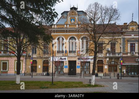 Deva, Rumänien - 11. April 2025 das Rathaus und der Haupteingang des Gemeinderats renovierte historische Gebäude Stockfoto