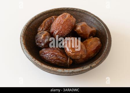 Eine Schüssel Medjool Dates Stockfoto