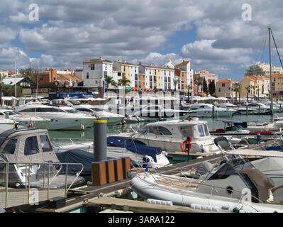 Boote liegen im Yachthafen in Vilamoura, Algarve, Portugal, Europa Stockfoto