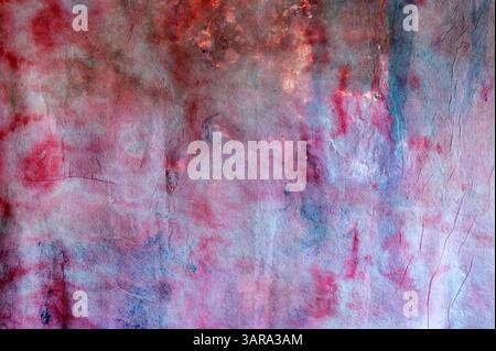 Mit der Farbe Rosa und Blau entsteht ein abstraktes, strukturiertes Hintergrunddesign mit Kopierraum Stockfoto