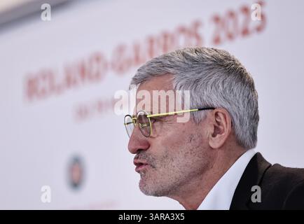 Paris, Frankreich. April 2025. Gilles Moretton, Präsident des französischen Tennisverbandes, spricht auf einer Pressekonferenz zur Präsentation der Ausgabe 2025 des Roland Garros Grand Slam-Tennisturniers im Roland Garros-Stadion im Westen von Paris, Frankreich, 17. April 2025. Quelle: Gao Jing/Xinhua/Alamy Live News Stockfoto