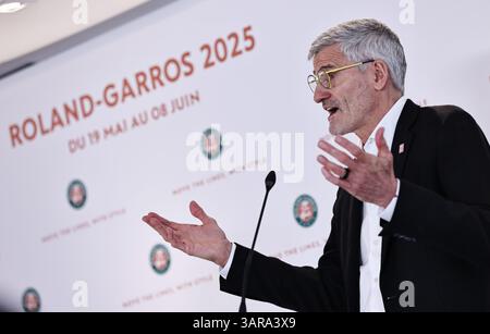Paris, Frankreich. April 2025. Gilles Moretton, Präsident des französischen Tennisverbandes, spricht auf einer Pressekonferenz zur Präsentation der Ausgabe 2025 des Roland Garros Grand Slam-Tennisturniers im Roland Garros-Stadion im Westen von Paris, Frankreich, 17. April 2025. Quelle: Gao Jing/Xinhua/Alamy Live News Stockfoto
