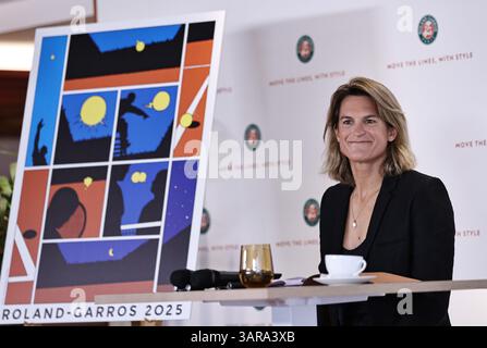 Paris, Frankreich. April 2025. Amelie Mauresmo, Direktorin des Roland-Garros Open-Tennisturniers, nimmt an einer Pressekonferenz Teil, bei der die Ausgabe 2025 des Roland Garros Grand Slam-Tennis-Turniers im Roland Garros-Stadion, West-Paris, Frankreich, am 17. April 2025 vorgestellt wird. Quelle: Gao Jing/Xinhua/Alamy Live News Stockfoto