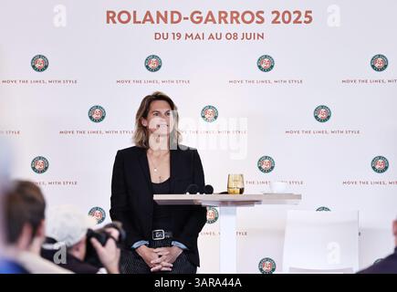 Paris, Frankreich. April 2025. Amelie Mauresmo, Direktorin des Roland-Garros Open-Tennisturniers, nimmt an einer Pressekonferenz Teil, bei der die Ausgabe 2025 des Roland Garros Grand Slam-Tennis-Turniers im Roland Garros-Stadion, West-Paris, Frankreich, am 17. April 2025 vorgestellt wird. Quelle: Gao Jing/Xinhua/Alamy Live News Stockfoto