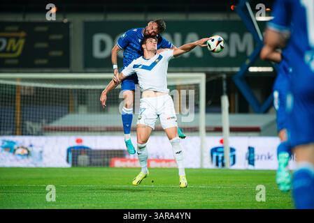MIELEC, POLEN - 30. AUGUST 2024: Polnische Ekstraklasa-Fußballspiele Stal Mielec gegen Lech Poznań. In Foto Ilya Shkurin (17, unten) Antonio Milic (16, oben). Stockfoto