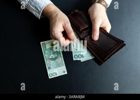 Man zählt polnische Zloty-Banknoten, abstrakt zum Thema Finanzen in Polen Stockfoto