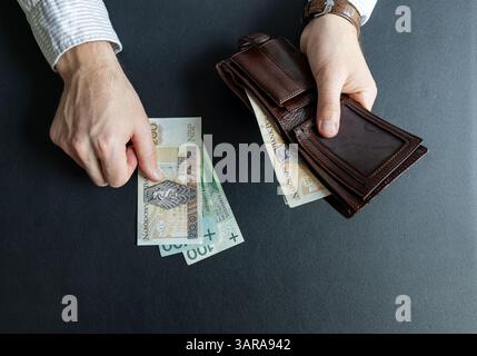 Man zählt polnische Zloty-Banknoten, abstrakt zum Thema Finanzen in Polen Stockfoto