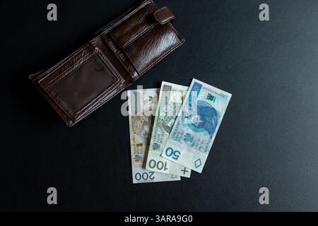 Man zählt polnische Zloty-Banknoten, abstrakt zum Thema Finanzen in Polen Stockfoto