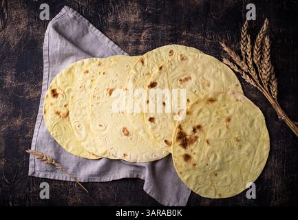 Lavash Fladenbrot auf grünem Hintergrund Stockfoto