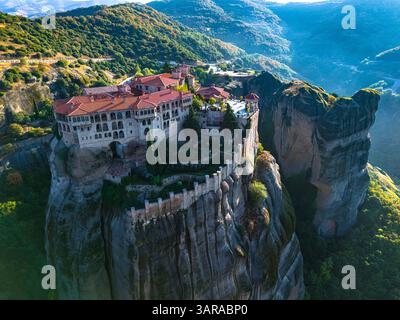 Blick auf Meteora mit ostorthodoxen Klöstern, eine Felsformation in der regionalen Einheit Trikala, in Thessalien, im Nordwesten Griechenlands, UNESCO-Welt Stockfoto