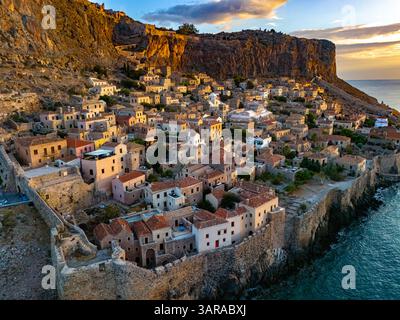 Luftaufnahme von Monemvasia, einer Stadt in Laconia, Griechenland. Stockfoto