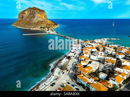 Luftaufnahme von Monemvasia, einer Stadt in Laconia, Griechenland. Stockfoto