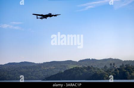 Lancaster vom Battle of Britain Memorial Flight über Windermere. Lake District, Cumbria, England. Wray Castle im Hintergrund Stockfoto