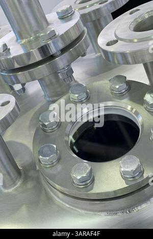Verschiedene Teile von Hochdruckgeräten - Edelstahlrohre, Flansche und Stopfen, Nahaufnahme, abstrakter industrieller Hintergrund Stockfoto
