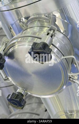 Verschiedene Teile von Hochdruckgeräten - Edelstahlrohre, Flansche und Stopfen, Nahaufnahme, abstrakter industrieller Hintergrund Stockfoto