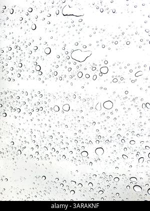 Zufällige Wassertropfen auf Glas mit weißem Hintergrund Stockfoto