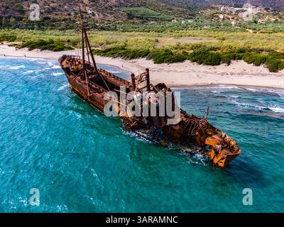 Dimitrios Shipwreck, an einem Sandstrand in der Nähe von Gythio, Griechenland. Stockfoto