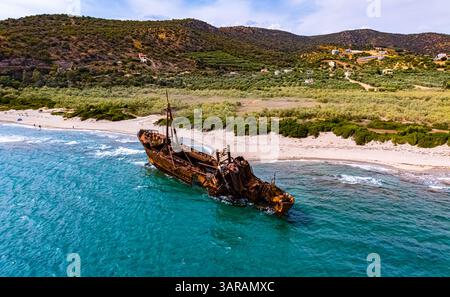 Dimitrios Shipwreck, an einem Sandstrand in der Nähe von Gythio, Griechenland. Stockfoto