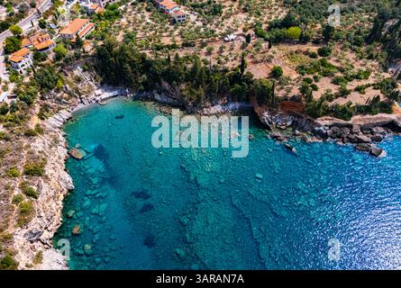 Aus der Vogelperspektive auf den Strand im Dorf Kalamitsi in der Nähe von Kardamyli, Messenia auf der Halbinsel Mani, Griechenland. Stockfoto
