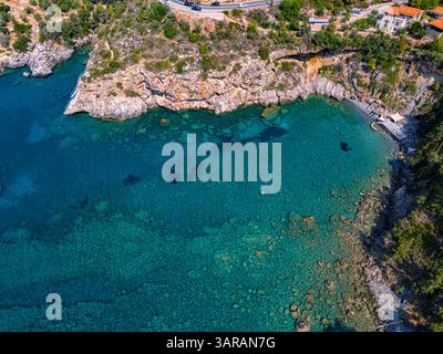Aus der Vogelperspektive auf den Strand im Dorf Kalamitsi in der Nähe von Kardamyli, Messenia auf der Halbinsel Mani, Griechenland. Stockfoto