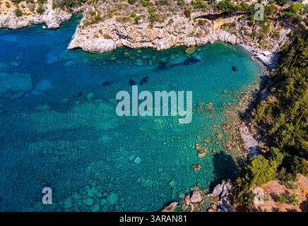 Aus der Vogelperspektive auf den Strand im Dorf Kalamitsi in der Nähe von Kardamyli, Messenia auf der Halbinsel Mani, Griechenland. Stockfoto