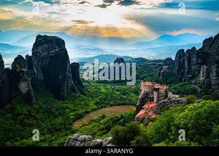 Blick auf Meteora mit ostorthodoxen Klöstern, eine Felsformation in der regionalen Einheit Trikala, in Thessalien, im Nordwesten Griechenlands, UNESCO-Welt Stockfoto
