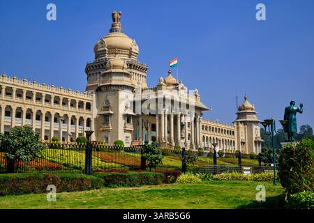 Indien, Bundesstaat Karnataka, Bangalore, der Vidhana Soudha ist von den offiziellen Verwaltungen des Bundesstaates Karnataka besetzt Stockfoto