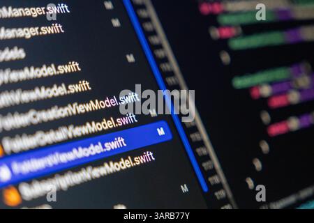 Poznan, Polen – 14. April 2025: Nahaufnahme einer Entwicklungsumgebung, die mehrere Swift-Quellcodedateien im Projektnavigator mit einem Vie zeigt Stockfoto