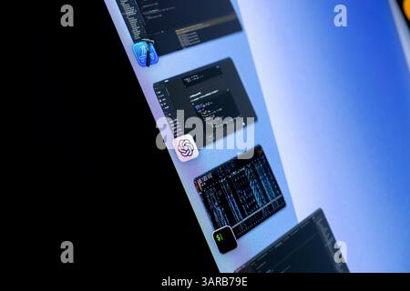 Poznan, Polen – 14. April 2025: Abgewinkelte Ansicht eines Computerbildschirms, der Codierumgebungen, Terminal-Tools und ein klares ChatGPT-Symbol anzeigt Stockfoto