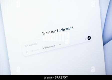 Poznan, Polen – 14. April 2025: Minimalistische ChatGPT-Schnittstelle mit „Was kann ich helfen?“ Prompt, Suchwerkzeuge und tiefgreifende Recherchefunktionen auf einem brillanten Stand Stockfoto