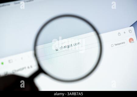 Posen, Polen – 14. April 2025: Browser-Schnittstelle mit sicherer chatgpt.com-Adresse durch Vergrößerungsglas, Symbol für Online-Sicherheit, Marke foc Stockfoto