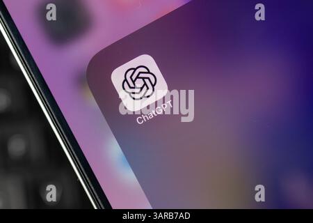 Posen, Polen – 14. April 2025: Smartphone-Bildschirm mit dem Symbol der ChatGPT-App mit violettem Farbverlauf, das KI-Tools in mobilen di darstellt Stockfoto