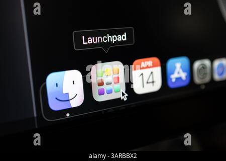 Posen, Polen – 14. April 2025: Detaillierte Ansicht des macOS-Docks mit dem Cursor auf das Launchpad-Symbol, das den Zugriff auf die App, die Navigation auf der Benutzeroberfläche und symbolisiert Stockfoto