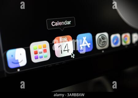 Posen, Polen – 14. April 2025: Detailansicht des Apple macOS Docks mit einem ausgewählten Kalendersymbol mit einem sichtbaren Datum, das den Zeitplan und die Organisation darstellt Stockfoto