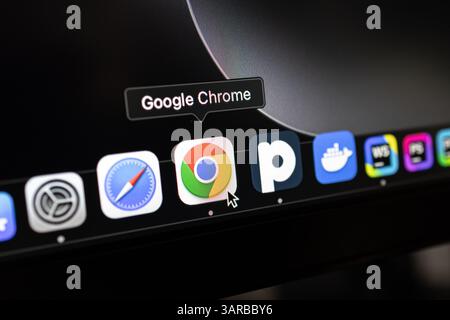 Poznan, Polen – 14. April 2025: Nahaufnahme des macOS Desktop Dock mit dem Google Chrome-Symbol unter dem Mauszeiger, das das Surfen im Internet und darstellt Stockfoto