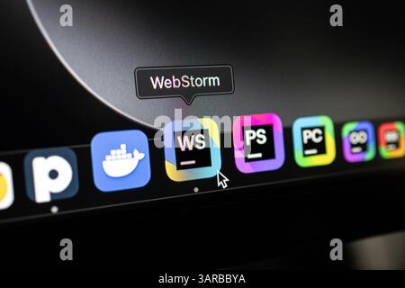 Posen, Polen – 14. April 2025: Mauszeiger hebt das farbenfrohe WebStorm-Anwendungssymbol in macOS Dock hervor und repräsentiert modernes JavaScript und Webentwickler Stockfoto